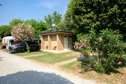 Emplacement 'Superieur' 90M² Avec Électricité Et Salle De Bain Privé