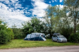 Pitch - Comfort Package (1 Tent, Caravan Or Motor Home / 1 Car / Electricity) - Flower Camping des Lacs