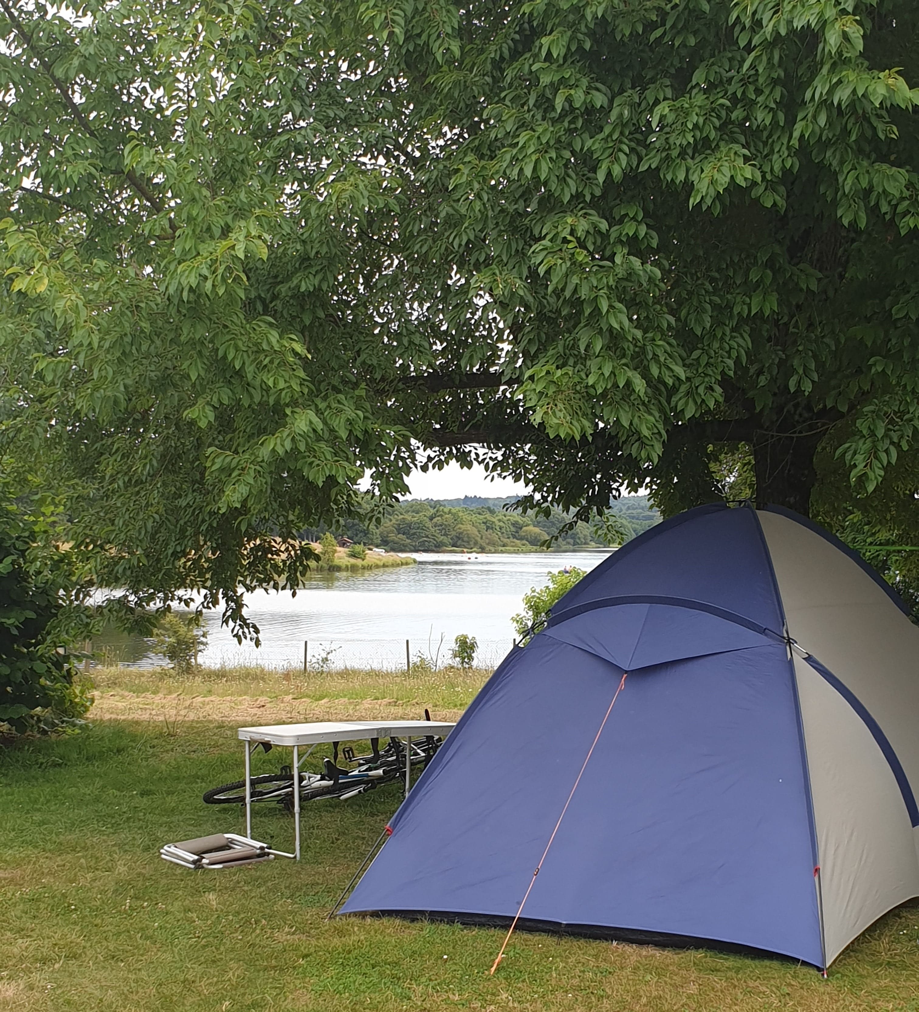 Emplacement - Forfait Privilège - Vue Lac (1 Tente, Caravane Ou Camping-Car / 1 Voiture / Électricité) - Camping Des Lacs, Pressignac