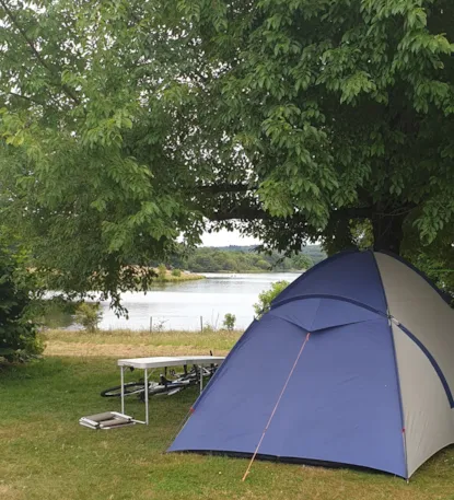 Forfait Privilège - Vue Lac (1 Tente, Caravane Ou Camping-Car / 1 Voiture / Électricité)