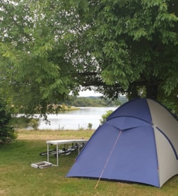 Pitch - Privilège Package - Lake View (1 Tent, Caravan Or Motor Home / 1 Car / Electricity) - Flower Camping des Lacs