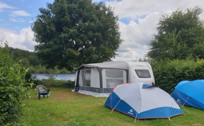 Privilège Package - Lake view (1 tent, caravan or motor home / 1 car / electricity)