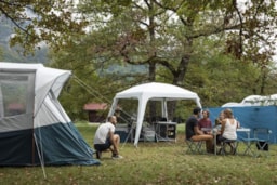 Kampeerplaats(en) - Ready To Camp Quatro Comfort + Koelkast - Flower Camping des Lacs