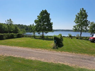 Privilège Package - Lake view (1 tent, caravan or motor home / 1 car / electricity)