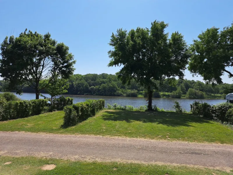 Forfait Privilège - Vue Lac (1 Tente, Caravane Ou Camping-Car / 1 Voiture / Électricité)