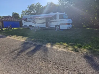 Forfait Privilège - Taille Xxl (1 Tente, Caravane Ou Camping-Car / 1 Voiture / Électricité)