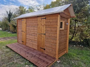 Stellplatz - Stellplatz Freecamp + Strom + Eigenes Badezimmer - Flower Camping des Lacs