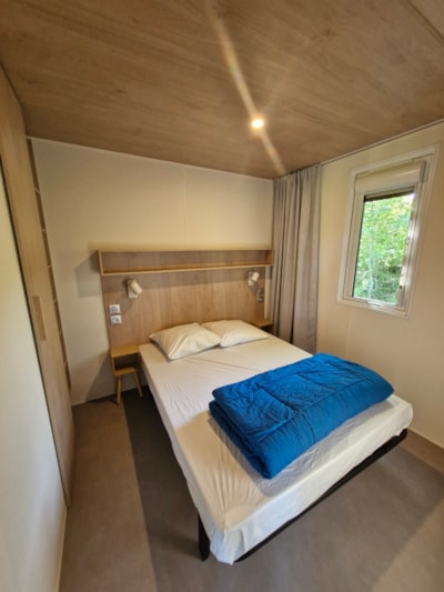 Aquitaine Premium mobile home with lake view, 29m², 2 bedrooms + covered terrace + TV + dishwasher + deck chairs