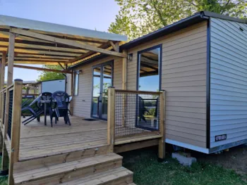 Mietunterkunft - Mobilheim Aquitaine Premium Mit Seeblick, 29 M², 2 Schlafzimmer + Überdachte Terrasse + Tv + Geschirrspüler + Liegestühle - Flower Camping des Lacs