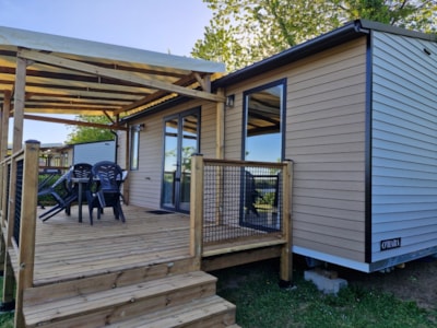 Aquitaine Premium mobile home with lake view, 29m², 2 bedrooms + covered terrace + TV + dishwasher + deck chairs