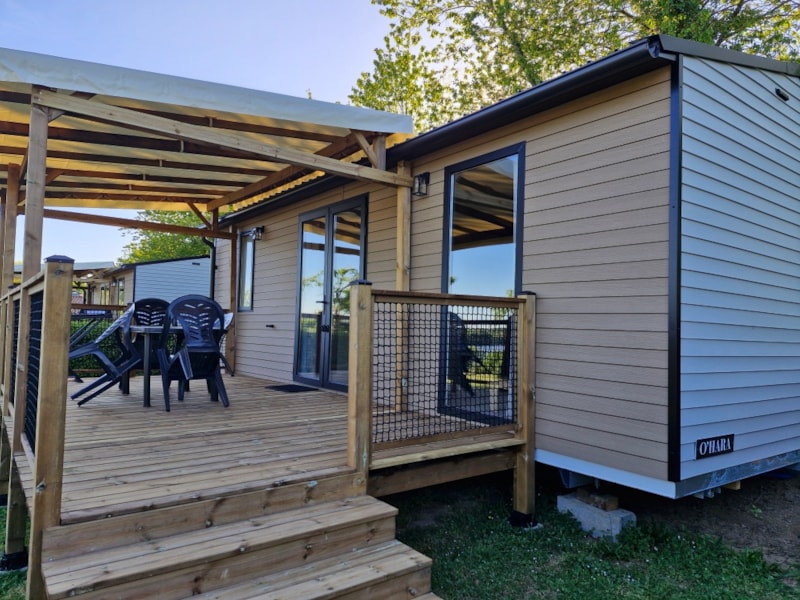 Mobilheim Aquitaine Premium mit Seeblick, 29 m², 2 Schlafzimmer + überdachte Terrasse + TV + Geschirrspüler + Liegestühle
