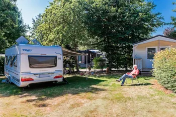 Stellplatz - Individuelle Sanitärräume - Camping La Presqu'île de Champaubert