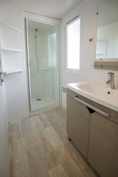 Mobile home with 2 bedrooms and 1 bathroom — 4