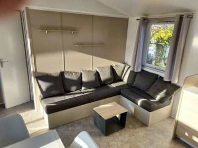 AZALEE mobile home with 2 bedrooms and 1 bathroom — 3
