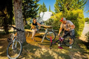 Stellplatz - Rad-/Wanderstellplatz, Ohne Strom, Ohne Fahrzeug. - Sites et Paysages Camping La Pinède