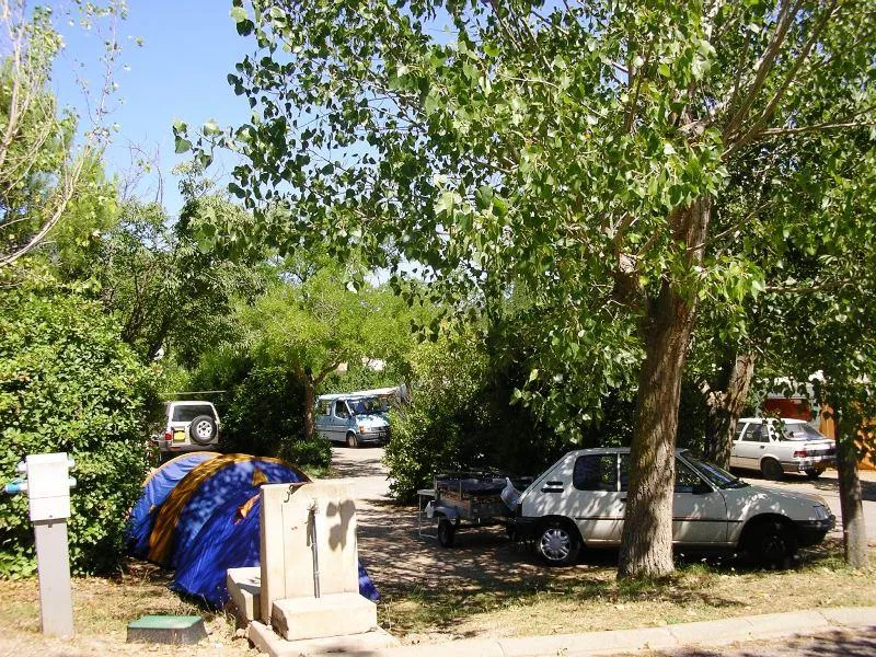 Stellplatz - Komfortplatz 80M² + Strom 6 A. - Sites et Paysages Camping La Pinède