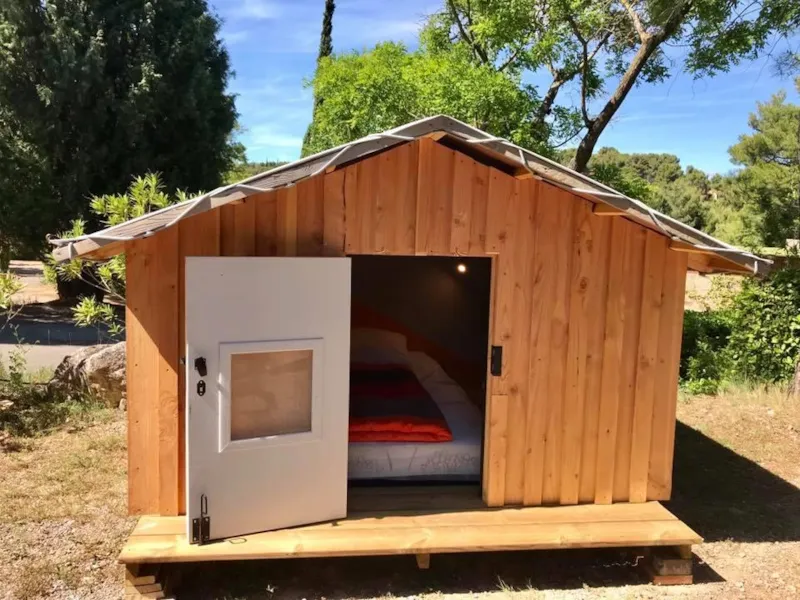 Emplacement Privilege Cabane, Électricité 10 A.