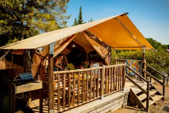 Mietunterkunft - Lodgezelt Ungewöhnliche Natur 2 Schlafzimmer. Ohne Sanitär. - Sites et Paysages Camping La Pinède