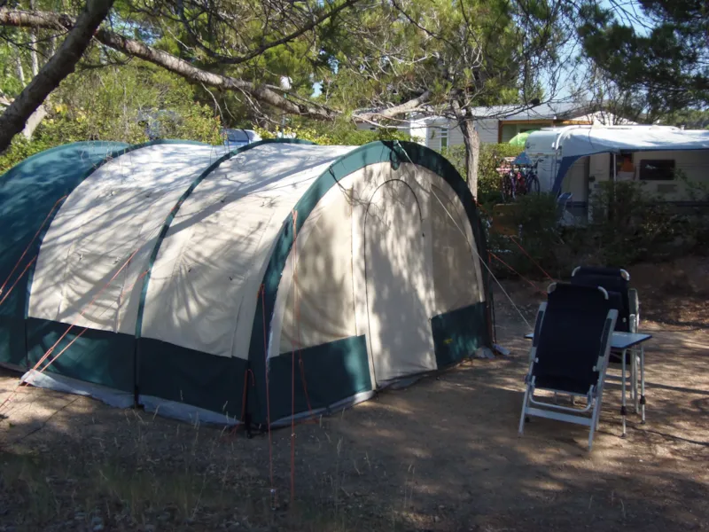 Emplacement Privilege 100 M² + Électricité 10 A.