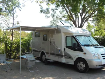 Stellplatz - Privilegierter Stellplatz 100 M² + Strom 10 A. - Sites et Paysages Camping La Pinède