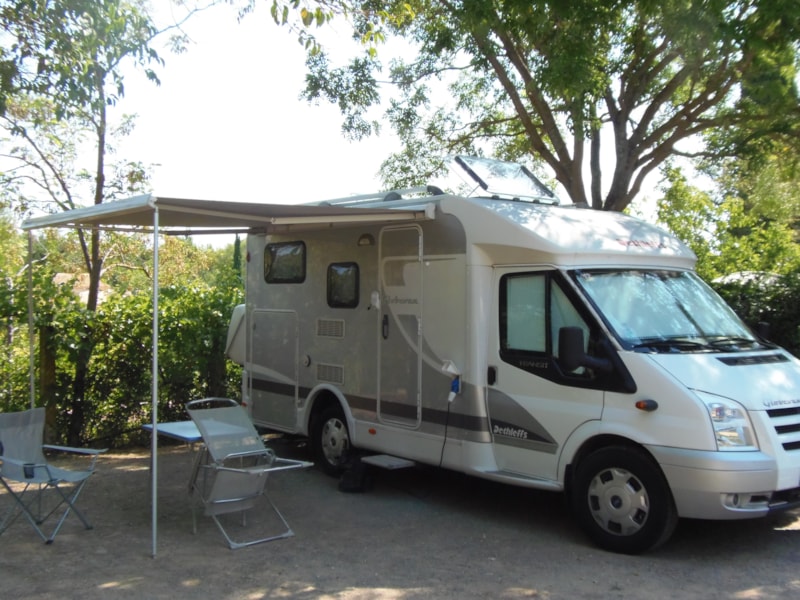 PRIVILEGIERTER STELLPLATZ 100 m² + Strom 10 A.