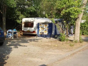 Stellplatz - Privilege Xl Stellplatz 120 M² + Strom 6 A. - Sites et Paysages Camping La Pinède