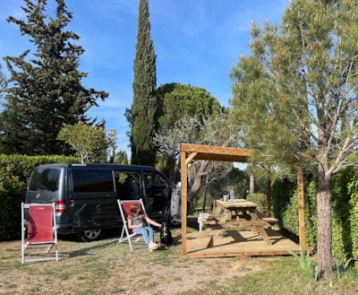 PRIVILEGE GARDEN PITCH 100m² + electricity 6 A.