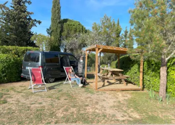 Stellplatz - Privilege Gartenstellplatz 100M² + Strom 6 A. - Sites et Paysages Camping La Pinède