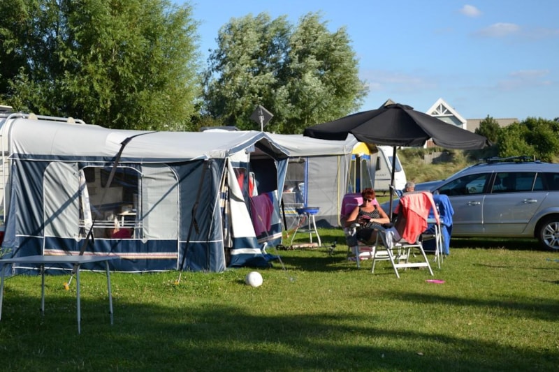 Luxe campingplaatsen 150m² aan zee incl. elektra/water/CAI/Wifi en auto