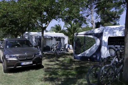 Emplacement B (70/85 M²) = Voiture + Tente, Caravane Ou Camping-Car