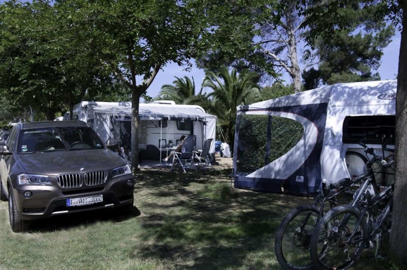 Pitch B (70/85 m²) = car + tent, caravan or camping-car