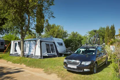 Emplacement A (100/110 M²)  Voiture + Tente/Caravane Ou Camping-Car