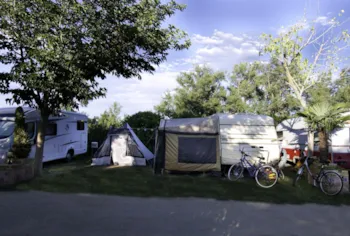 Stellplatz - Stellplatz B+ (70/85 M²) Mit Hundezulassung Und Fließwasser/Abwasseranschluss - Camping Aquarius