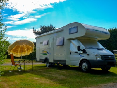 COMFORT PACKAGE : Pitch + 2 people + 1 vehicle + 1 tent or caravan + Electricity — 1