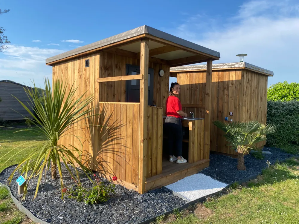 Emplacement - Forfait Premium - Sanitaire Privatif (Douche, Wc, Lavabo), Cuisine Extérieure, Électricité - Camping Seasonova Les Mouettes