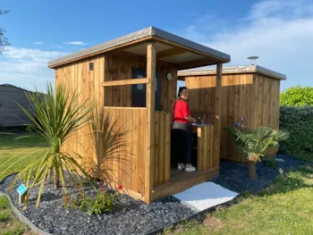 Stellplatz - Luxury Package - Private Bathroom (Shower, Wc, Washbasin), Outdoor Kitchen, Electricity - Camping Seasonova Les Mouettes