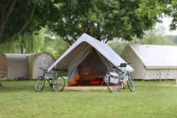 Camping Les Rives du Douet - image n°11 - Roulottes