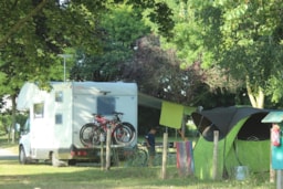 Kampeerplaats(en) - Standplaats + Voertuig + Elektriciteit 10A Inclusief - Camping Les Rives du Douet