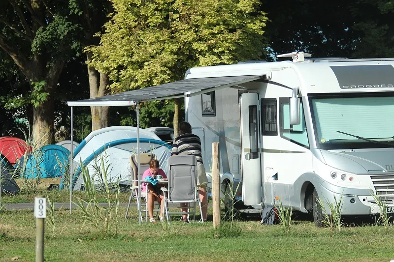 Emplacement + Véhicule + Électricité 10A Incluse