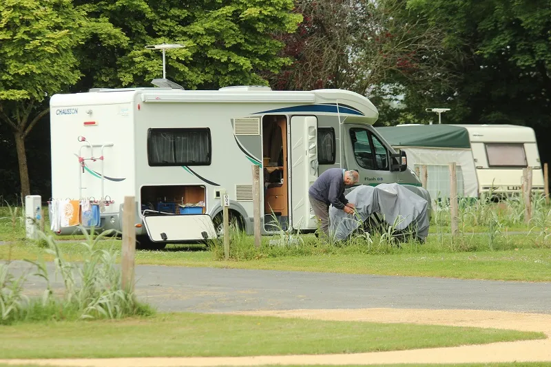 Emplacement + Véhicule + Électricité 10A Incluse