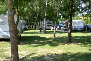 Emplacement Pour Tente, Caravane, Ou Camping Car. 1 Adulte Est Inclus Dans Le Tarif.
