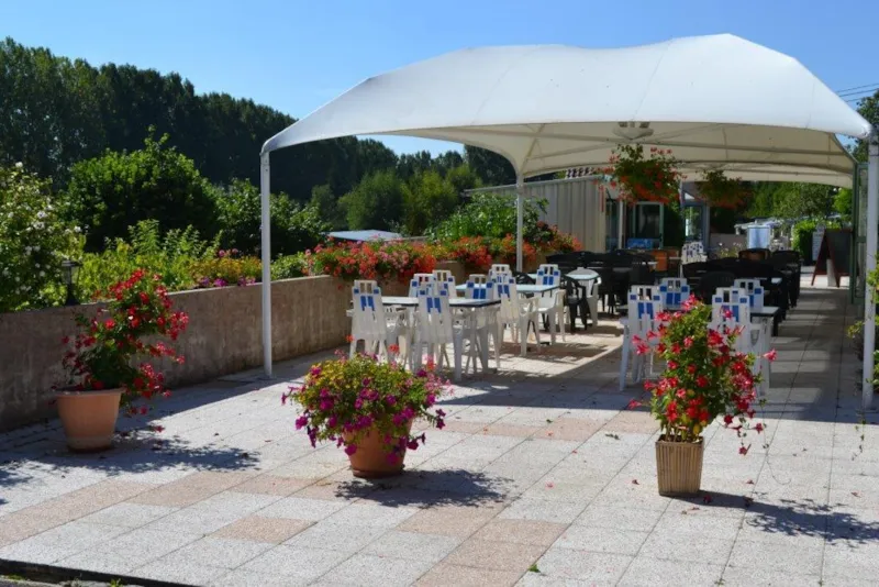 Emplacement Pour Tente, Caravane, Ou Camping Car. 1 Adulte Est Inclus Dans Le Tarif.