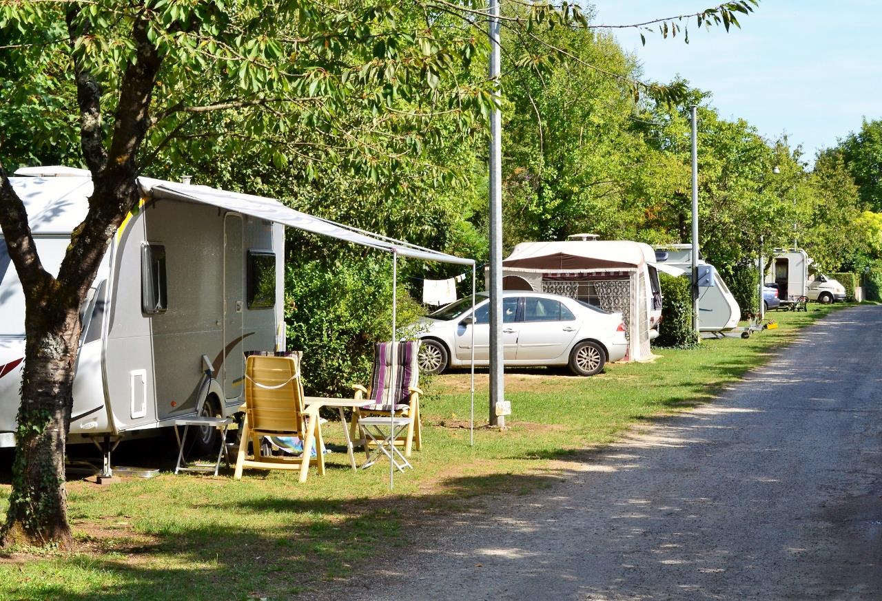 Emplacement - Emplacement Pour Tente, Caravane, Ou Camping Car. 1 Adulte Est Inclus Dans Le Tarif. - Camping Les Breuils