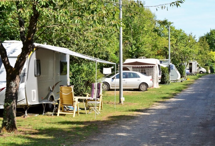 Emplacement Pour Tente, Caravane, Ou Camping Car. 1 Adulte Est Inclus Dans Le Tarif.