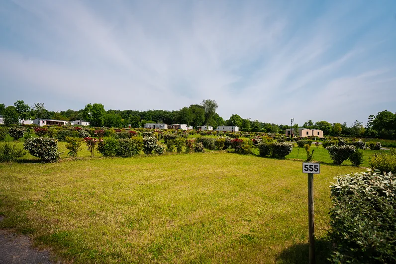 Grand Emplacement Camping-Car Sur Herbe Et Sable