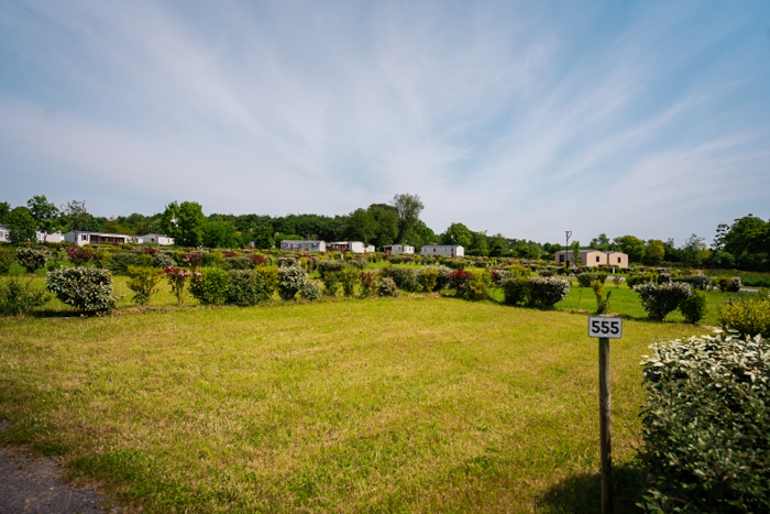 Grand Emplacement Camping-Car Sur Herbe Et Sable