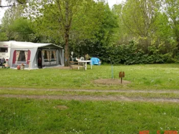 Stellplatz - Stellplatz Nature (Zelt, Wohnwagen, Wohnmobil / 1 Auto) - Flower Camping Les 3 Ours