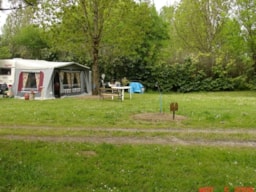 Kampeerplaats(en) - Basisprijs Natuurplaats (1 Tent, Caravan Of Camper / 1 Auto) - Flower Camping Les 3 Ours