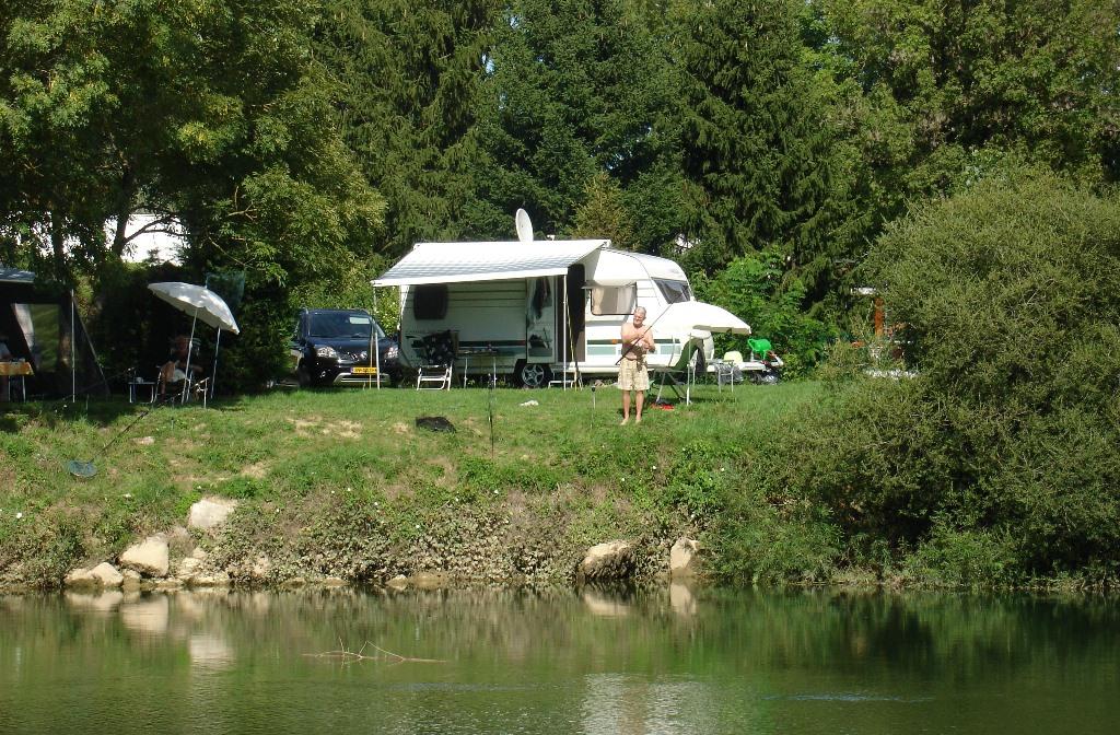 Forfait Privilège (1 tente, caravane ou camping-car / 1 voiture / électricité 10A) - bord de rivière