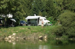 Pitch - Privilege Package (1 Tent, Caravan Or Motorhome / 1 Car / Electricity 10A) - Riverside - Flower Camping Les 3 Ours